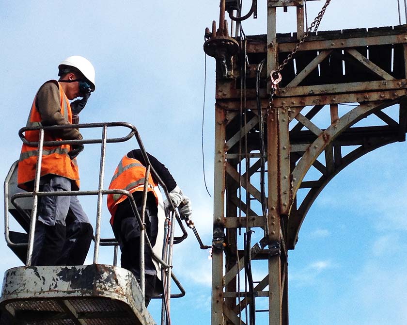 Deux professionnels en intervention de signalisation ferroviaire